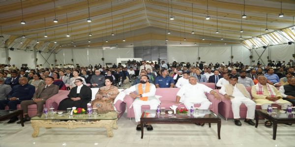 शपथ ग्रहण समारोह में उपस्थित मुख्यमंत्री और अन्य