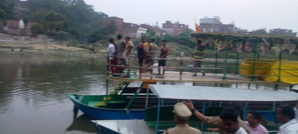 पुलिस रेस्क्यू ऑपरेशन जारी