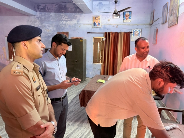 परीक्षा केन्द् का निरी5ण करते जिलाधिकारी
