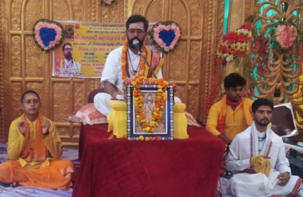 गडबडा धाम में राम कथा कहते कथा ब्यास धीरज द्विवेदी।