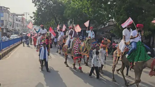 ऊंट पर बैठकर कलेक्ट्री जाते हुए लोग।