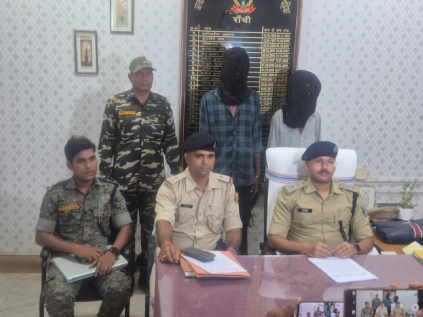 जानकारी देते पुलिस पदाधिकारी जानकारी देते पुलिस पदाधिकारी