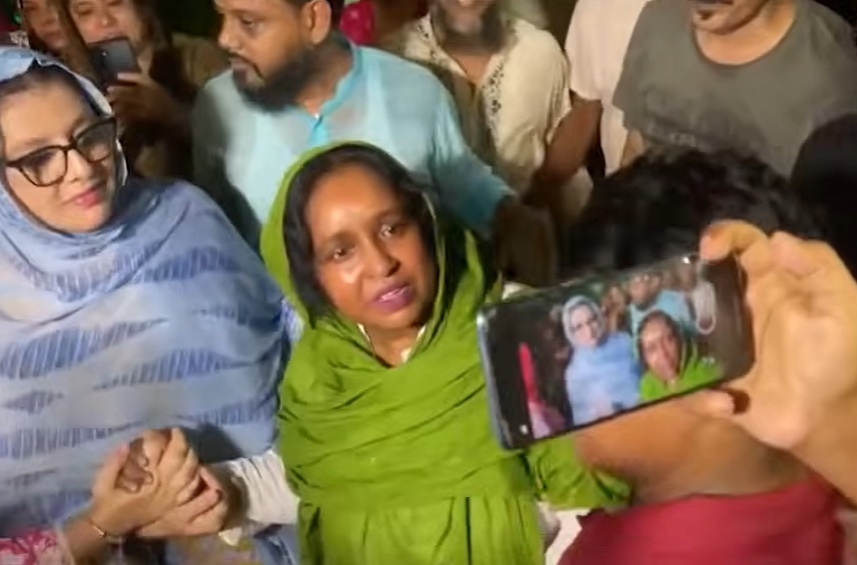 घर पर सेल्फी लेते लोग। फोटो - प्रोथोम अलो