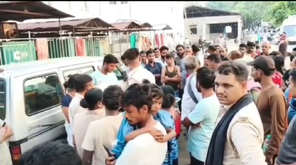 अस्पताल के बाहर हंगामा करते लोग