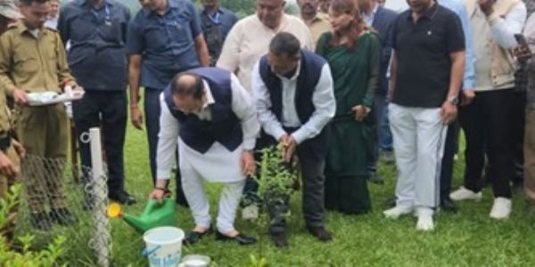 विश्व पर्यावरण दिवस के अवसर पर केंद्रीय स्वास्थ्य मंत्री जगत प्रकाश नड्डा शुक्रवार को मेघालय की राजधानी शिलांग में पार्टी नेताओं और कार्यकर्ताओं के साथ वृक्षारोपण कार्यक्रम में भाग लेते हुए।