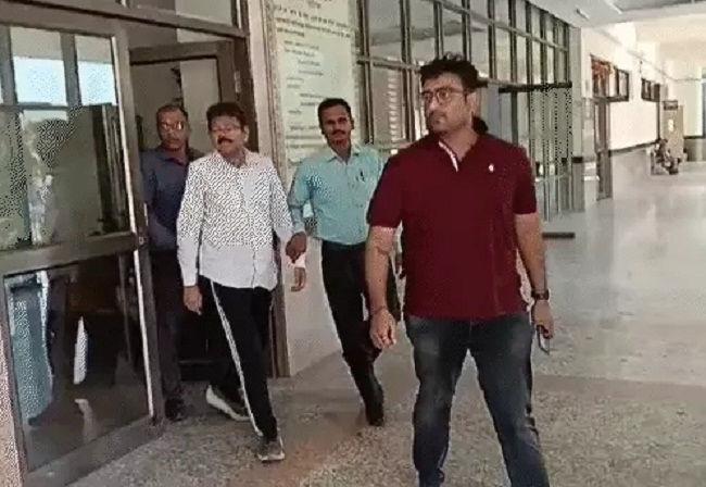 रिश्वत लेते पकड़े गए इंजीनियर को कोर्ट में ले जाते हुए सीबीआई