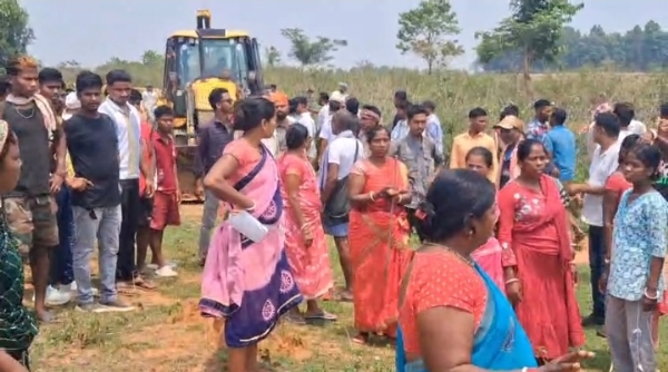 गांव में जमीन कब्जा करने के दौरान जुटे लोगों की तस्वीर गांव में जमीन कब्जा करने के दौरान जुटे लोगों की तस्वीर