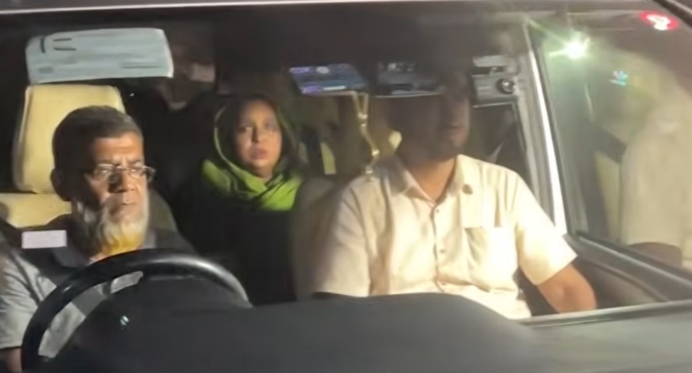 सेलीना हयात को बुधवार रात लगभग 10:15 बजे गाजीपुर की काशिमपुर सेंट्रल महिला जेल से रिहा किया गया। वह रात करीब 12:30 बजे कार से  नारायणगंज के देवभोग इलाके में स्थित अपने घर पहुंचीं। फोटो - प्रोथोम अलो