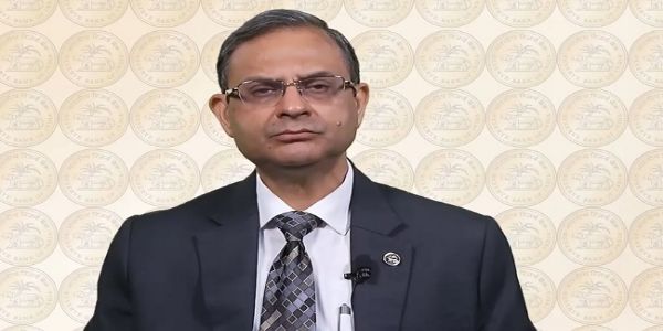 मौद्रिक समीक्षा की घोषणा करते आरबीआई गवर्नर संजय मल्होत्रा