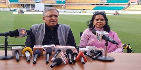 पत्रकार वार्ता को सम्बोधित करते हुए मुख्य चुनाव आयुक्त।