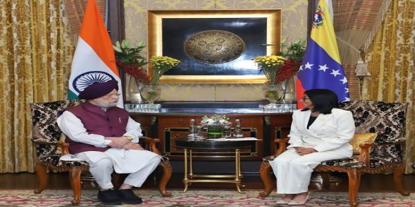 वेनेजुएला की कार्यवाहक राष्ट्रपति के साथ बातचीत करते हरदीप सिंह पुरी