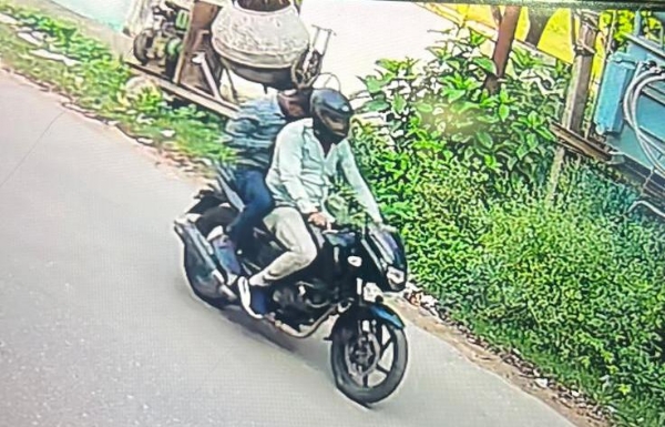कैमरे में कैद कोढ़ा गैंग के सदस्य