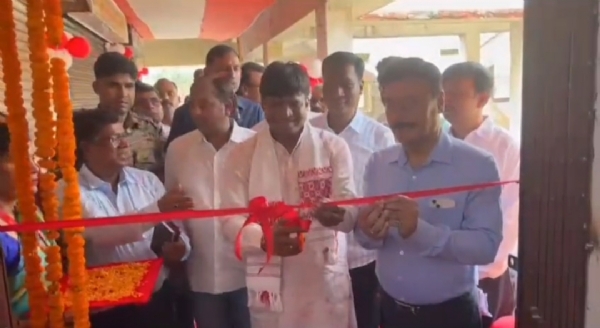 उपडाकघर का शुभारंभ करते सांसद और डाक विभाग के प्रमंडलीय अध्यक्ष उपडाकघर का शुभारंभ करते सांसद और डाक विभाग के प्रमंडलीय अध्यक्ष