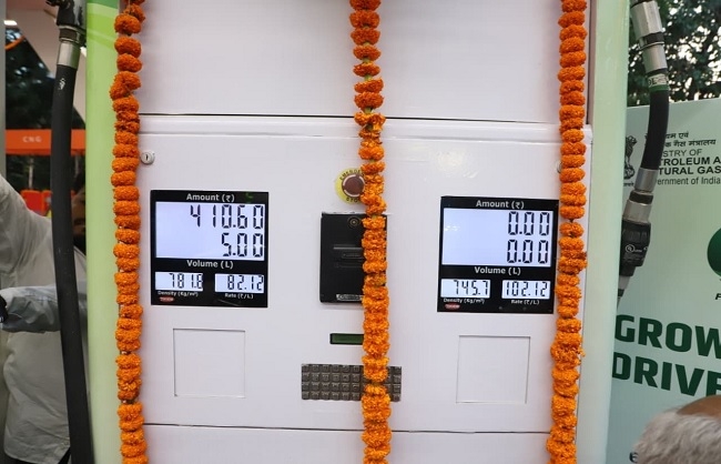 नई दिल्ली में भारत का पहला ई85 फ्यूल लॉन्च करते हरदीप सिंह पुरी