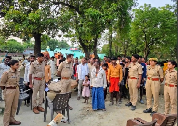 युवती की मौत के बाद जांच करते थाना प्रभारी व मोजूद परिजन