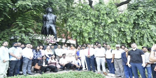 साहित्य अकादमी में रूसी कवि अलेक्जेंडर पुश्किन को पुष्पांजलि अर्पित करने के लिए लोग मौजूद।