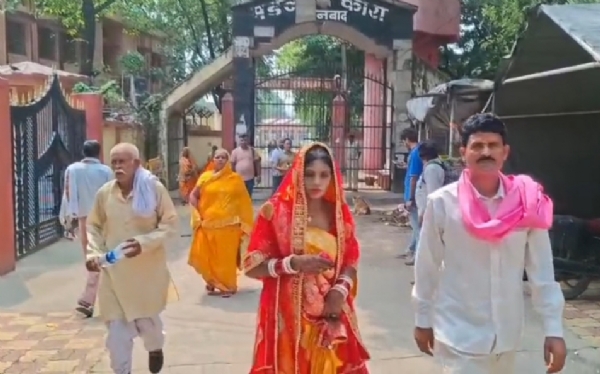 मंदिर में विवाह की मनाही के बाद बाहर आते दूल्हा-दुल्हन एवं अन्य