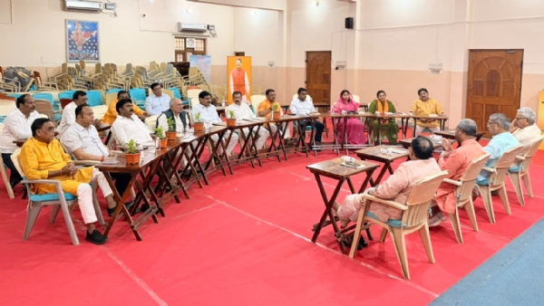 बैठक की तस्वीर बैठक की तस्वीर