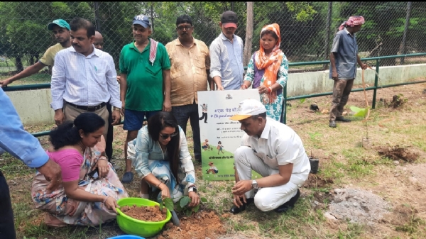 चित्रकला प्रतियोगिता में शामिल बच्चे और मुख्य अतिथि द्वारा वृक्षारोपण