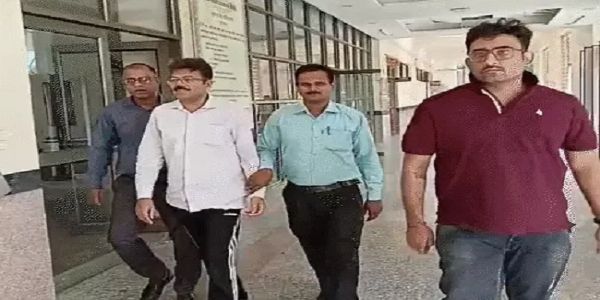 रिश्वत लेते पकड़े गए इंजीनियर को कोर्ट में ले जाते हुए सीबीआई