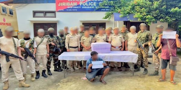 मणिपुर में बरामद 47 करोड़ रुपये मूल्य की याबा गोलियों के साथ गिरफ्तार व्यक्ति की तस्वीर।