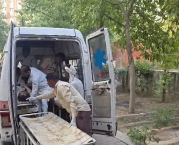 सिविल अस्पताल में चाचा भतीजे के शवों को पोस्टमार्टम के लिए लाते परिजन