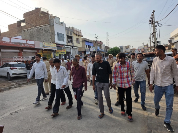 हत्यारोपियों को बाजार मैं घुमाती पुलिस हत्यारोपियों को बाजार मैं घुमाती पुलिस