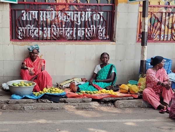 बीजू आम बेचती स्थानीय महिलाएं