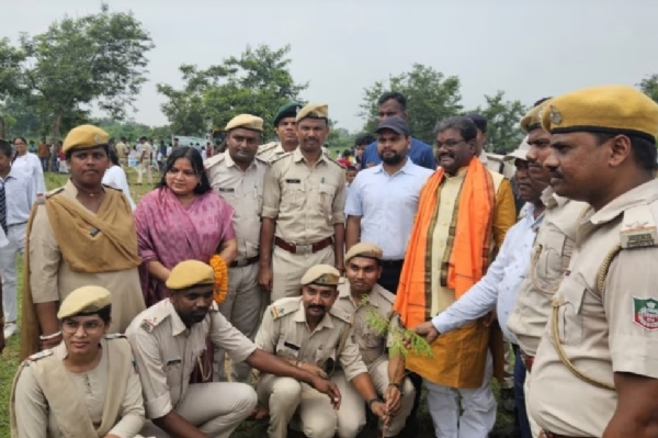 अररिया फोटो:मंत्री पौधारोपण करते अररिया फोटो:मंत्री पौधारोपण करते