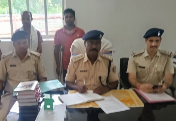गिरफ्तार आरोपी की जानकारी देते एसडीपीओ रफायल मुर्मू