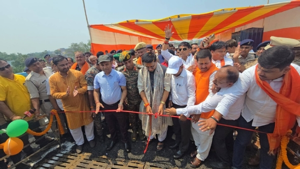 उद्घाटन करते मंत्री और अन्य उद्घाटन करते मंत्री और अन्य