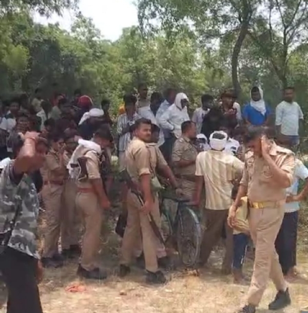 मौके पर जुटी ग्रामीणों की भीड़ और परिजन और पुलिस बल मौके पर जुटी ग्रामीणों की भीड़ और परिजन और पुलिस बल