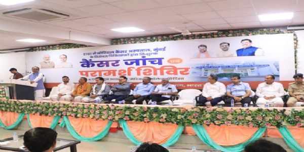 विदिशा में निशुल्क कैंसर जांच शिविर के समापन कार्यक्रम को संबोधित करते हुए केन्द्रीय मंत्री शिवराज सिंह चौहान विदिशा में निशुल्क कैंसर जांच शिविर के समापन कार्यक्रम को संबोधित करते हुए केन्द्रीय मंत्री शिवराज सिंह चौहान