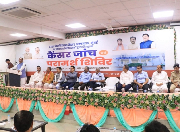 विदिशा में निशुल्क कैंसर जांच शिविर के समापन कार्यक्रम को संबोधित करते हुए केन्द्रीय मंत्री शिवराज सिंह चौहान विदिशा में निशुल्क कैंसर जांच शिविर के समापन कार्यक्रम को संबोधित करते हुए केन्द्रीय मंत्री शिवराज सिंह चौहान
