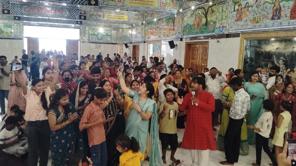 मंदिर में जुटे लोगों की तस्वीर मंदिर में जुटे लोगों की तस्वीर