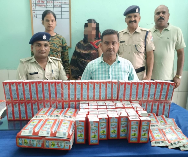 शराब सहित गिरफ्तार महिला तस्कर के साथ अधिकारी शराब सहित गिरफ्तार महिला तस्कर के साथ अधिकारी