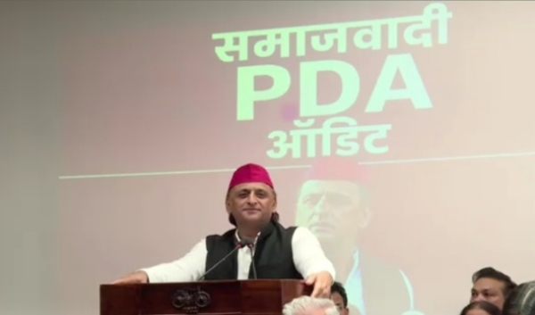 सपा अध्यक्ष अखिलेश यादव बोलते हुए