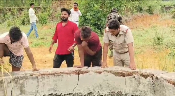 कुंए में झांक कर देखती पुलिस
