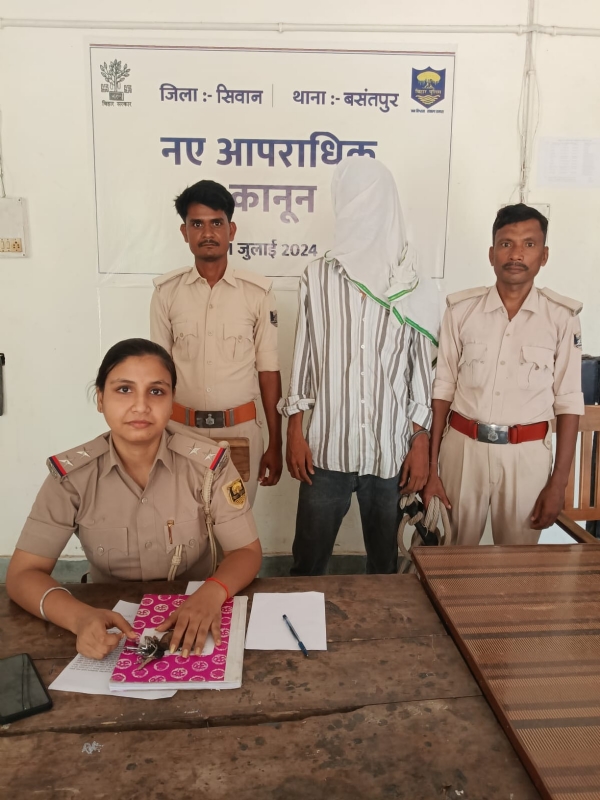 गिरफ्तार आरोपी के साथ पुलिस अधिकारी गिरफ्तार आरोपी के साथ पुलिस अधिकारी