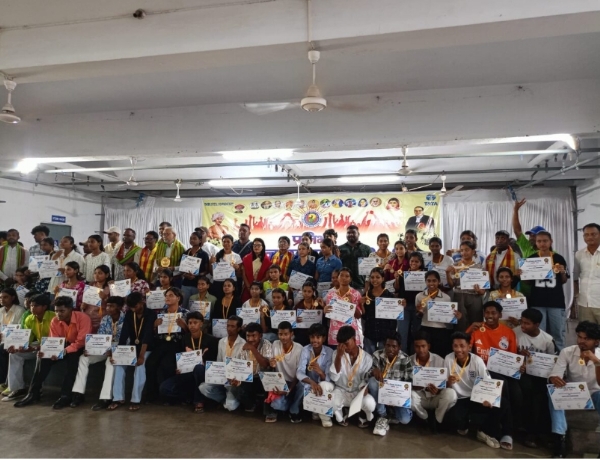 प्रतिभा सम्मान समारोह में पुरस्कार देते   मुख्य अतिथि को -ऑपरेटिव कॉलेज के प्रोफेसर असलम मल्लिक