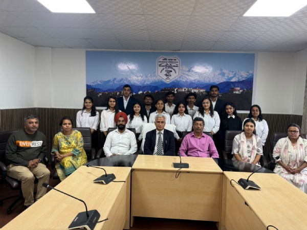 घुड़दौड़ी में आयोजित चयन प्रक्रिया में मौजूद छात्र- छात्राएं व अन्य घुड़दौड़ी में आयोजित चयन प्रक्रिया में मौजूद छात्र- छात्राएं व अन्य