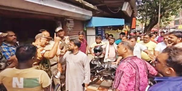 आरोपी लेकर जाती पुलिस आरोपी लेकर जाती पुलिस