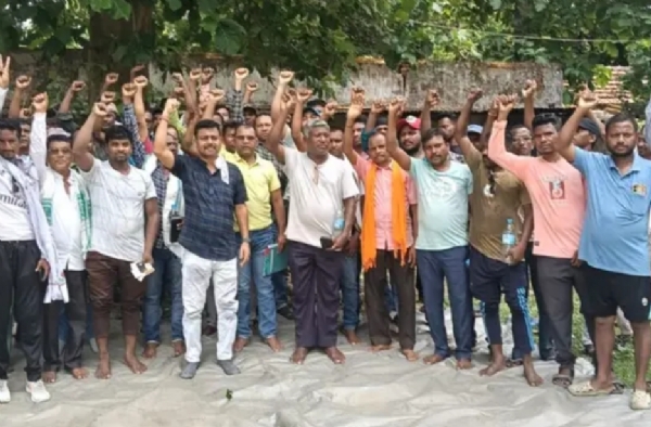 सूरदा माइंस के मजदूरों द्वारा आंदोलन की तैयारी के लिए नाराबाजी करते