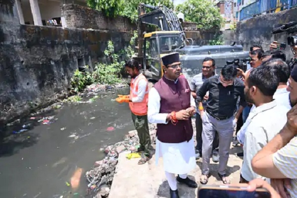  पातरा नाले में मिट्टी देख भड़के मंत्री सारंग