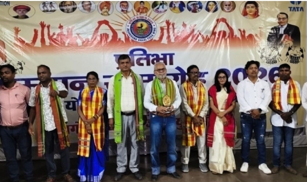 प्रतिभा सम्मान समारोह में पुरस्कार देते   मुख्य अतिथि को -ऑपरेटिव कॉलेज के प्रोफेसर असलम मल्लिक