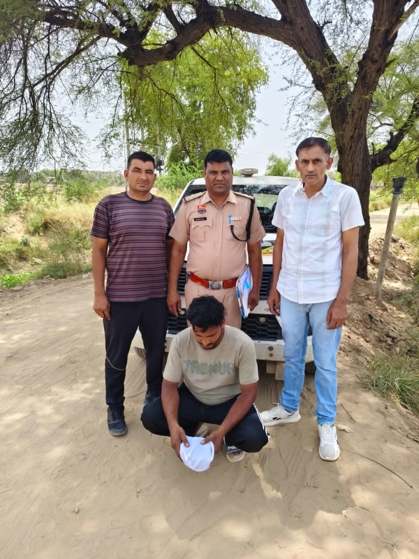 अफीम तस्करी का आरोपी।