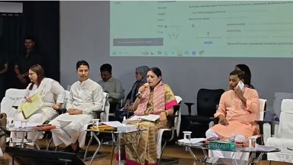 उत्तरकन्या में प्रशासनिक बैठक करते मंत्री अग्निमित्रा पाल उत्तरकन्या में प्रशासनिक बैठक करते मंत्री अग्निमित्रा पाल