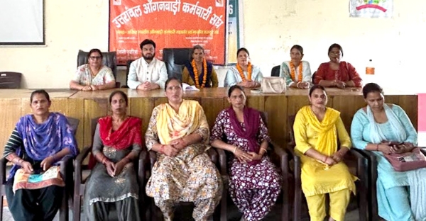 मंचासीन उत्तरांचल आंगनवाड़ी कर्मचारी संघ के पदाधिकारी