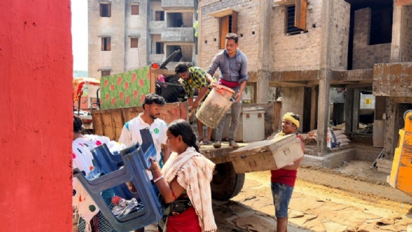 केनाल लिंक रोड प्रभावितों का पुनर्वास शिफ्टिंग करते हुए