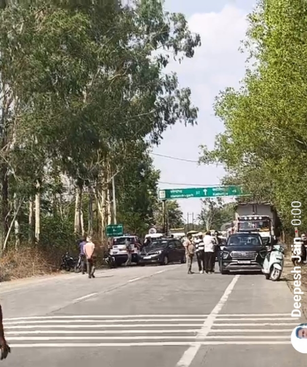 सडक पर वाहनाे की कतार